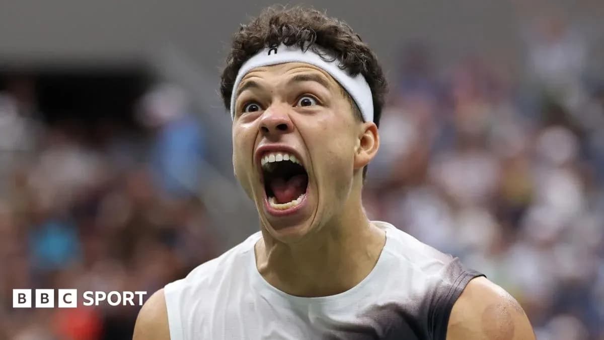Joueur de tennis célébrant avec enthousiasme sur le court