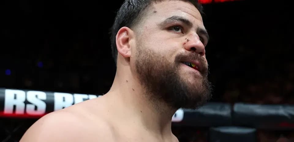 Lutteur MMA dans l'anneau avant le combat