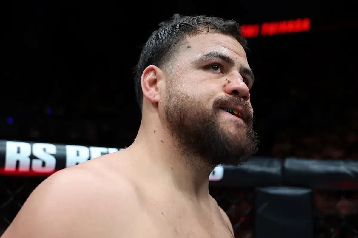 Lutteur MMA dans l'anneau avant le combat
