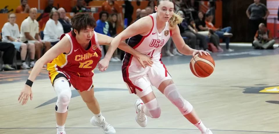Joueuse américaine dribblant le ballon contre joueuse chinoise