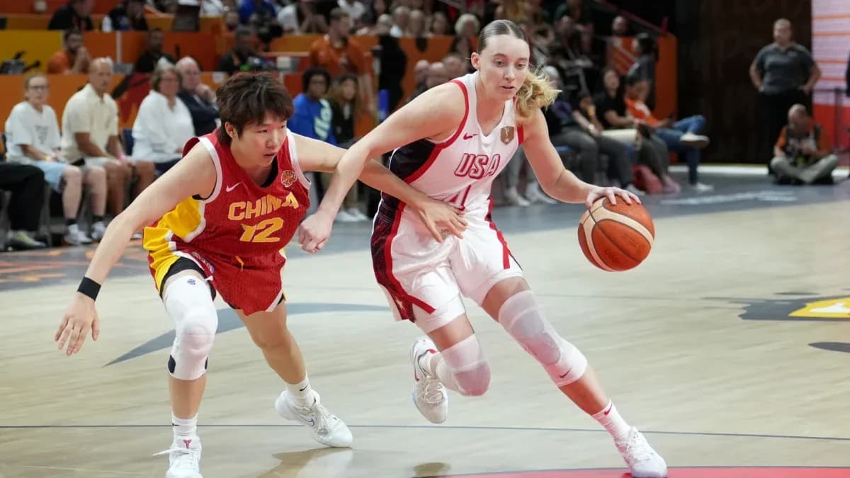 Joueuse américaine dribblant le ballon contre joueuse chinoise