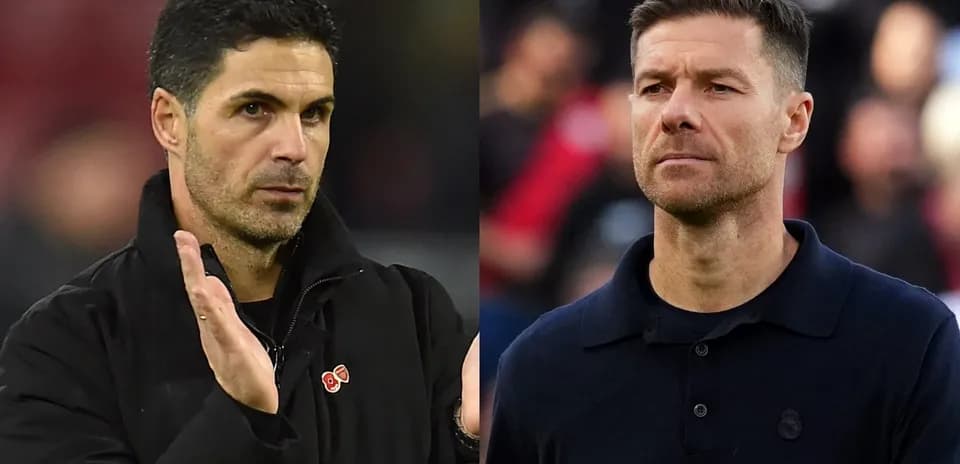 Deux entraîneurs sur le bord du terrain