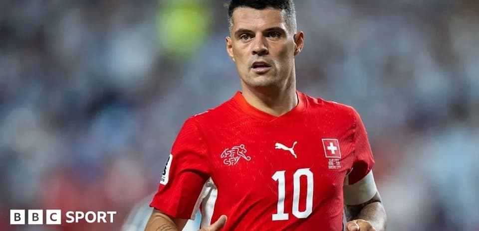 Joueur suisse en maillot rouge lors d'un match