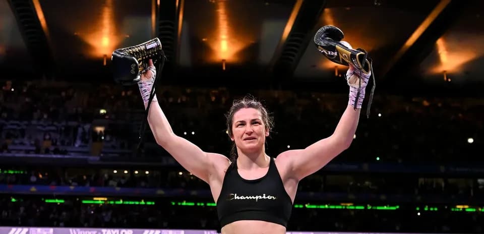Boxeuse célébrant avec des gants levés après victoire