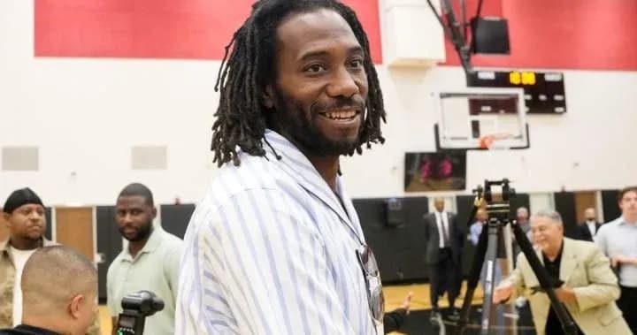 Joueur souriant lors d'un événement de basketball
