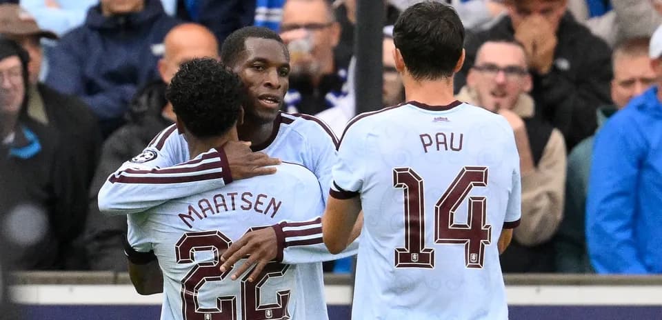 Joueurs célébrant un but sur le terrain