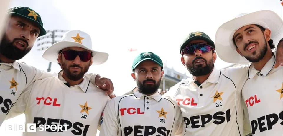Joueurs de cricket pakistanais posant ensemble sur le terrain