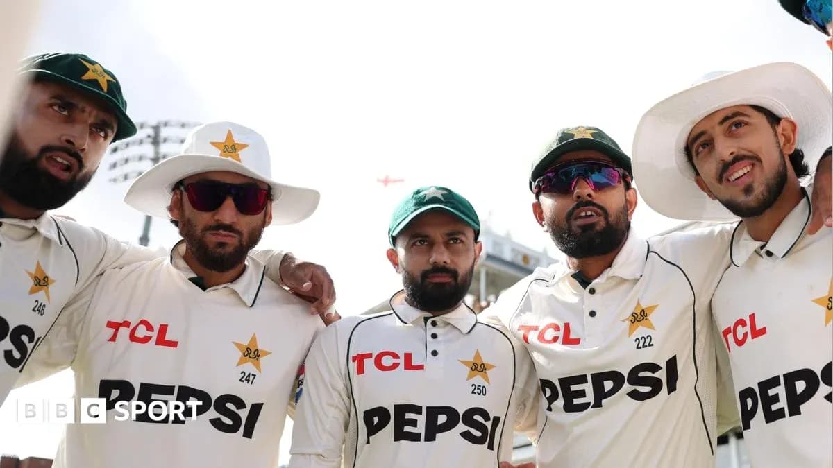 Joueurs de cricket pakistanais posant ensemble sur le terrain