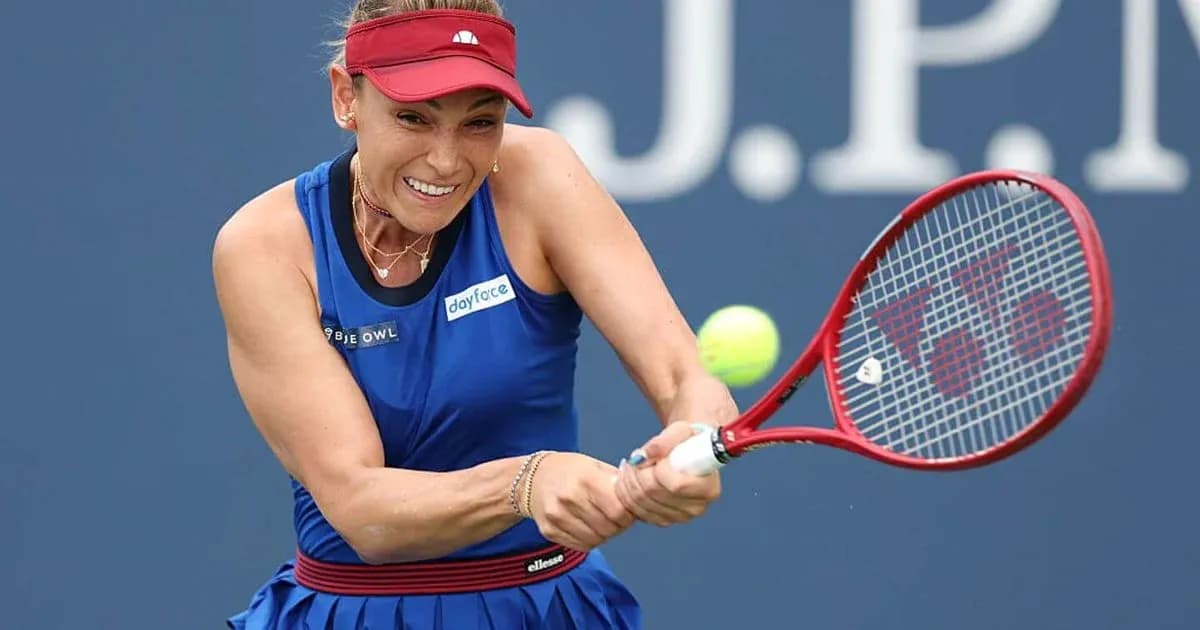 Joueuse de tennis frappant une balle sur le court