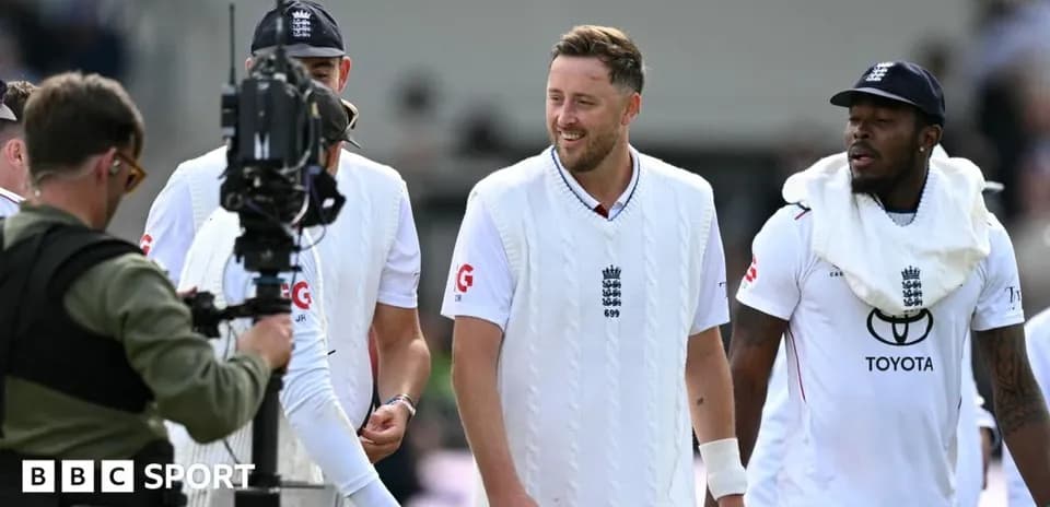 Joueurs de cricket anglais se rendant à l'interview