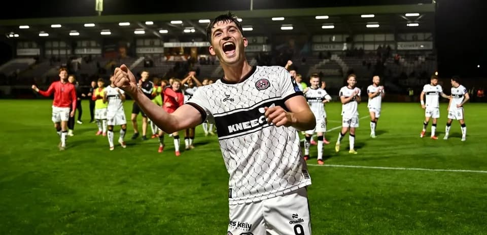 Joueur célébrant avec ses coéquipiers après le match