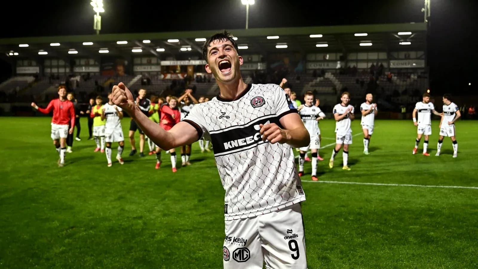 Joueur célébrant avec ses coéquipiers après le match