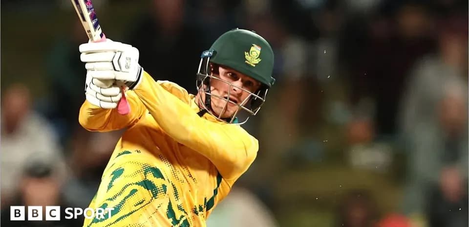 Joueur de cricket frappant la balle avec sa batte