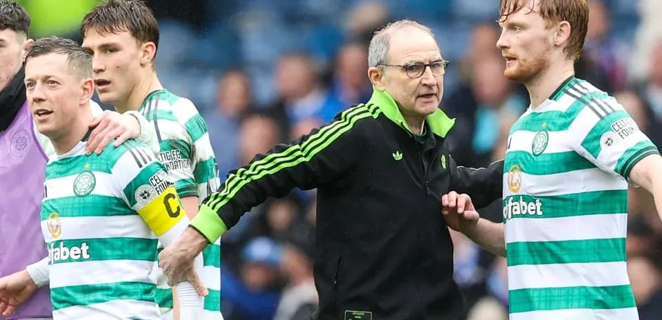 Entraîneur discutant avec joueurs de Celtic FC
