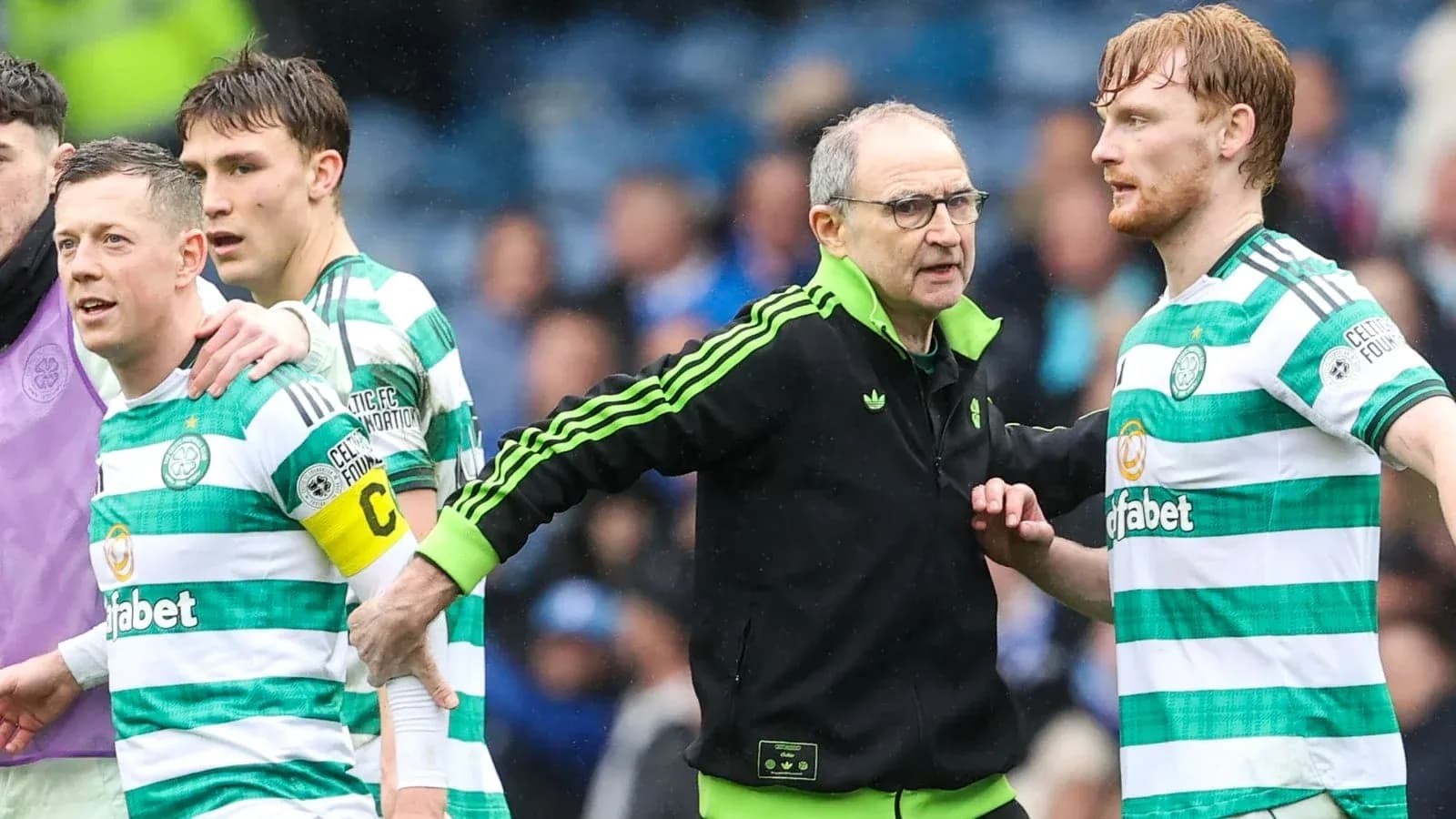 Entraîneur discutant avec joueurs de Celtic FC