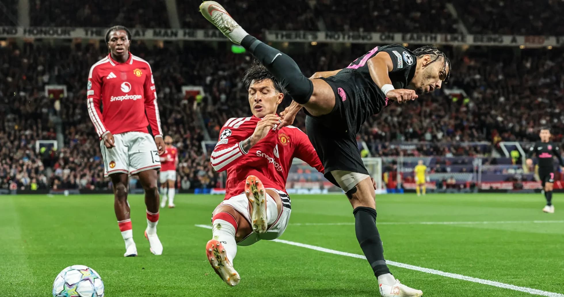 Joueur de Manchester United en train de tacler un adversaire