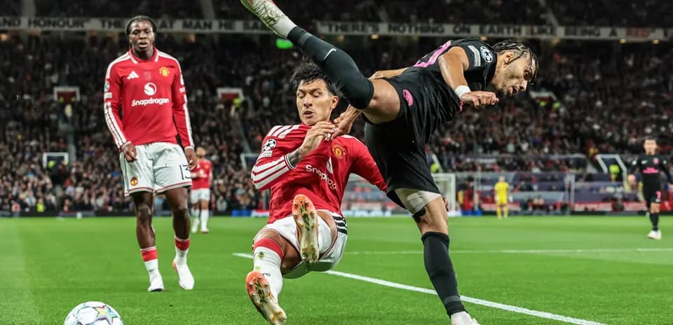 Joueur de Manchester United en train de tacler un adversaire