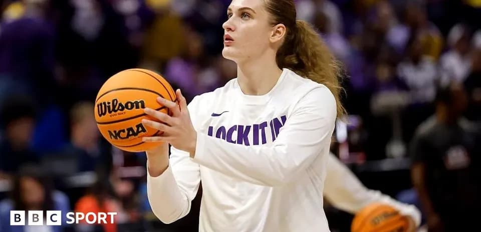 Joueuse s'échauffant avec un ballon de basket