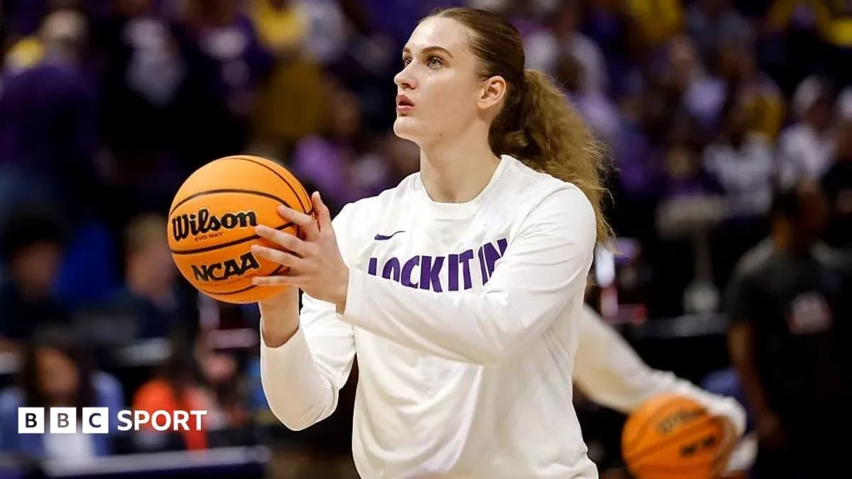 Joueuse s'échauffant avec un ballon de basket