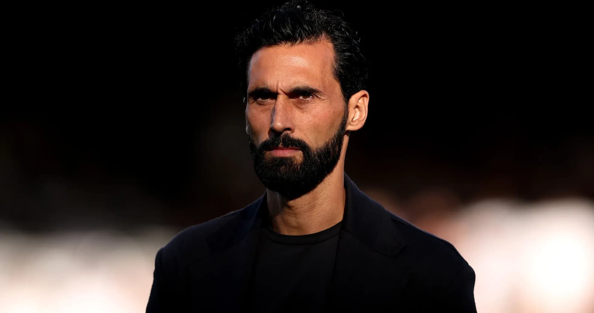 Homme avec barbe et cheveux bouclés en noir