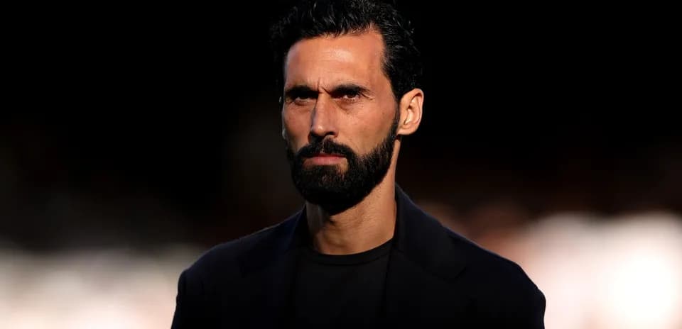 Homme avec barbe et cheveux bouclés en noir