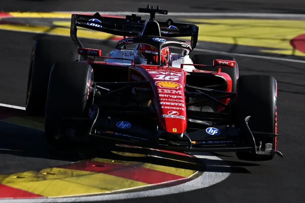 Voiture de Formule 1 Ferrari dans un virage