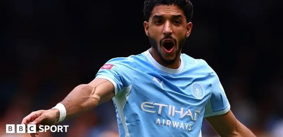 Joueur de Manchester City célébrant une action sur le terrain