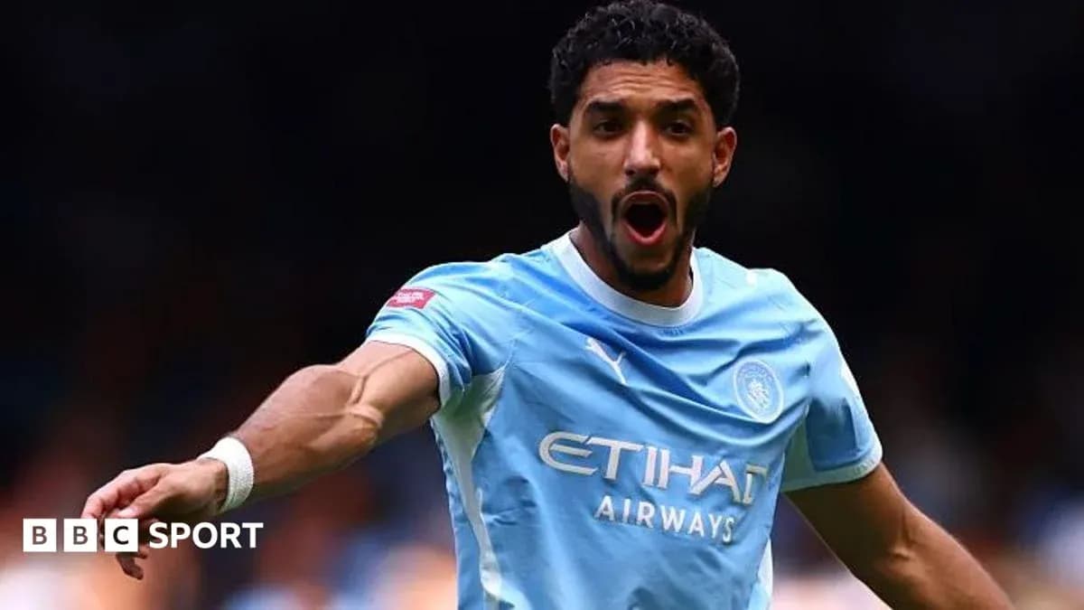 Joueur de Manchester City célébrant une action sur le terrain