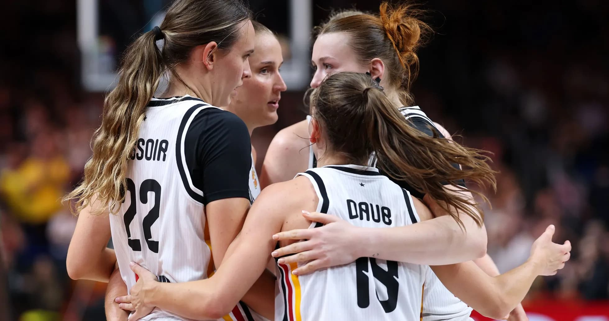 Quatre joueuses de basket se regroupent en équipe