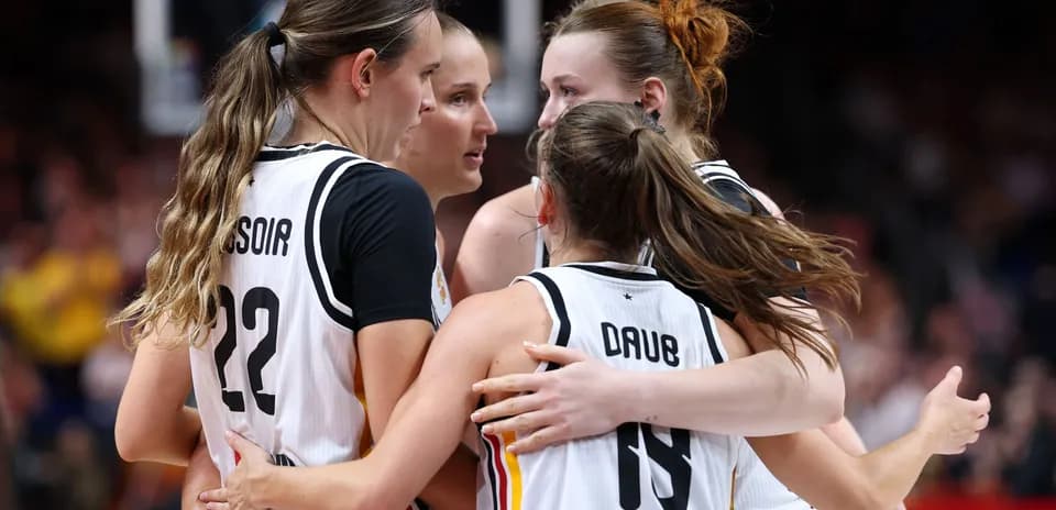 Quatre joueuses de basket se regroupent en équipe
