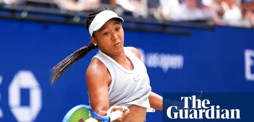 Naomi Osaka frappe une balle lors d'un match de tennis