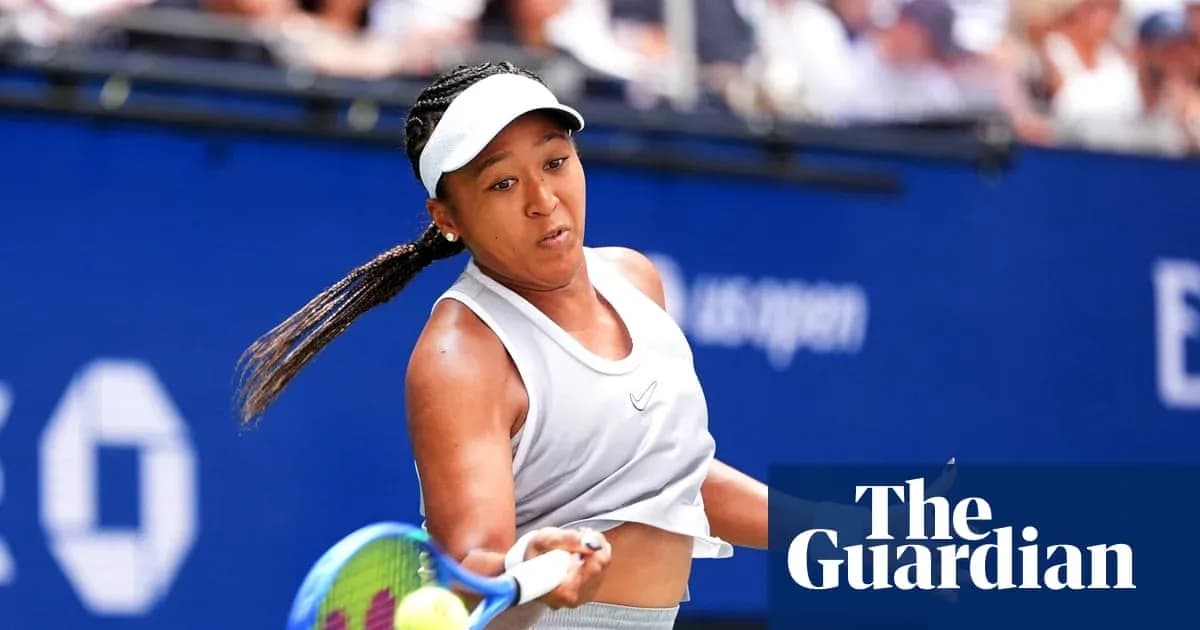 Naomi Osaka frappe une balle lors d'un match de tennis
