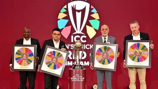 Quatre personnes tenant des cadres lors de l'événement ICC