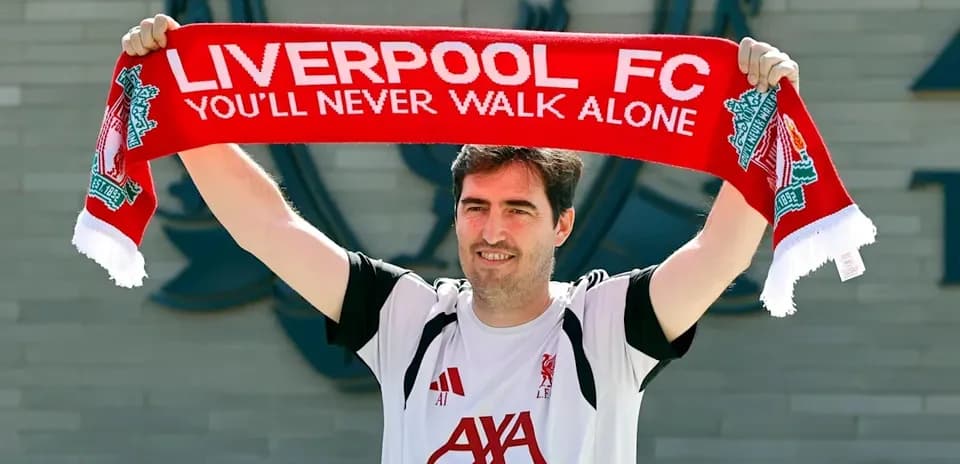 Homme levant une écharpe de Liverpool FC