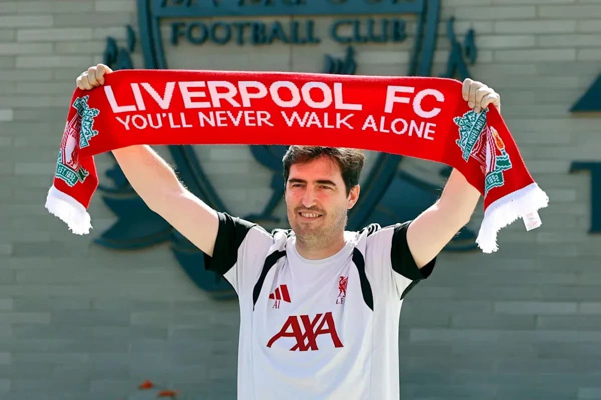 Homme levant une écharpe de Liverpool FC