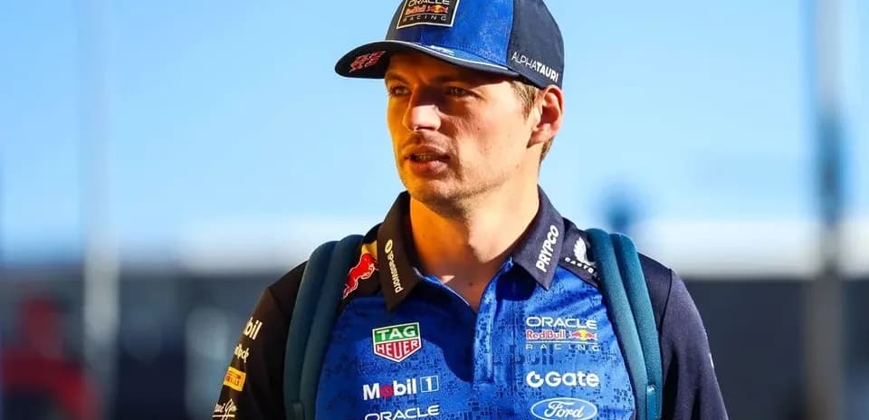 Pilote de F1 portant une tenue de course