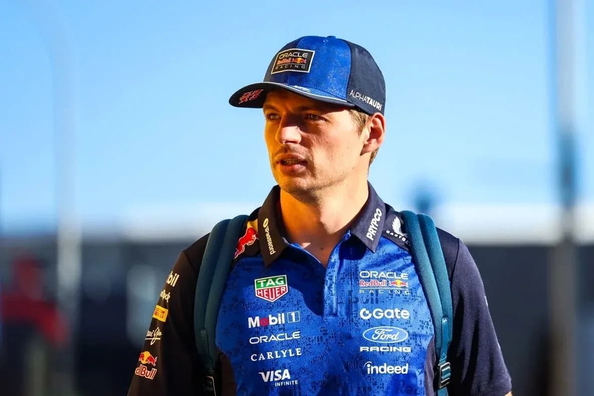 Pilote de F1 portant une tenue de course