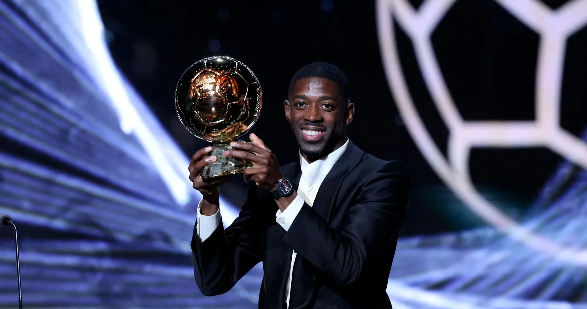 Joueur tenant le Ballon d'Or lors de la cérémonie