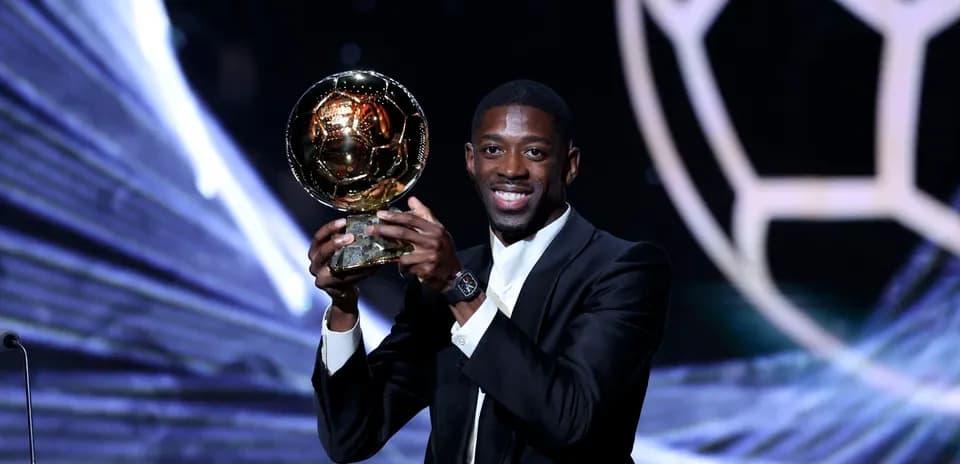 Joueur tenant le Ballon d'Or lors de la cérémonie