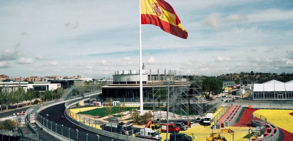 Drapeau espagnol flottant au circuit de course