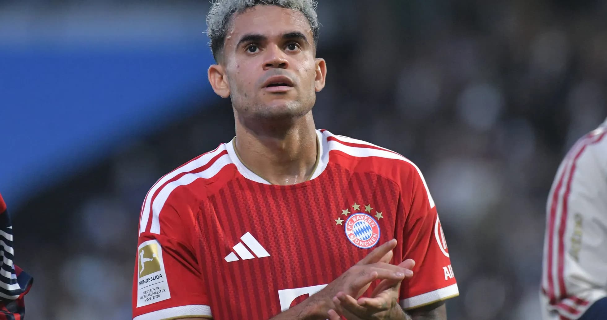 Joueur de Bayern Munich applaudissant sur le terrain