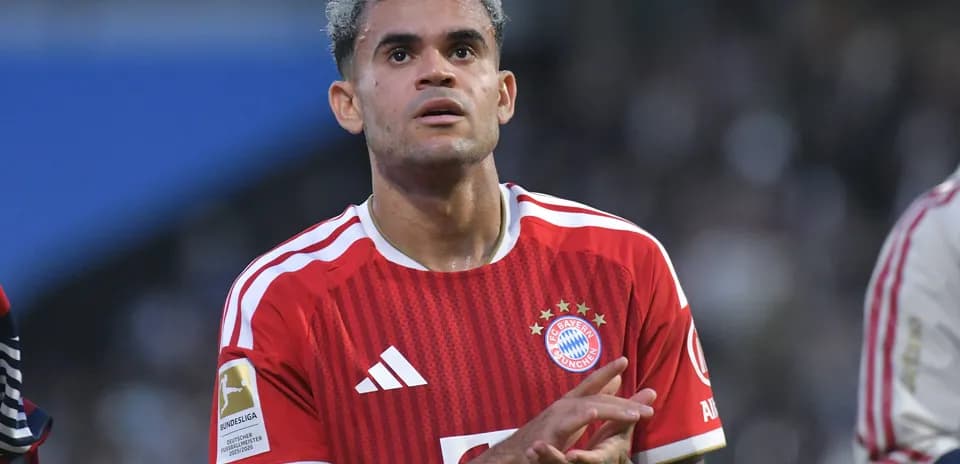 Joueur de Bayern Munich applaudissant sur le terrain