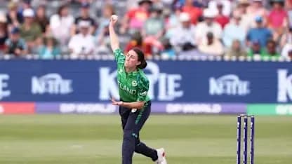 Joueuse lançant la balle lors d'un match de cricket