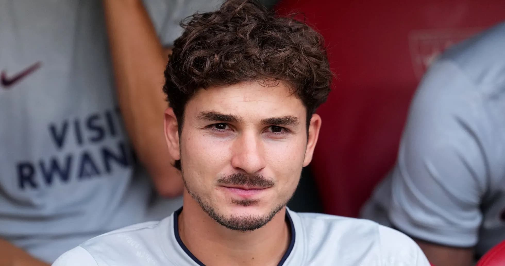 Joueur assis sur le banc avec maillot gris