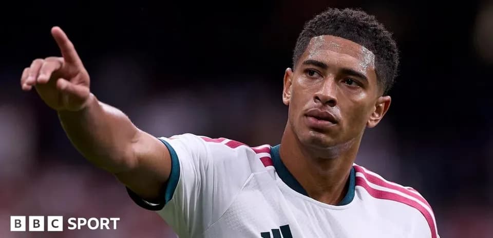 Joueur levant le doigt sur le terrain de football