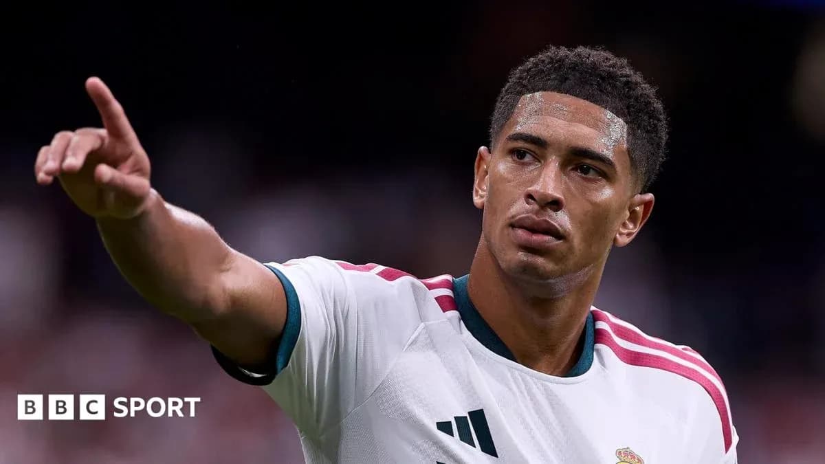 Joueur levant le doigt sur le terrain de football