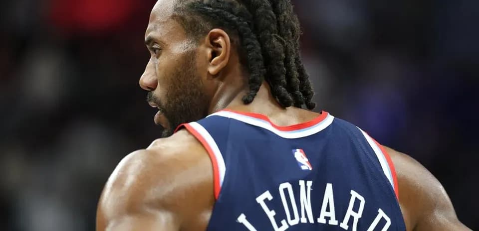 Joueur avec le nom LEONARD sur son maillot