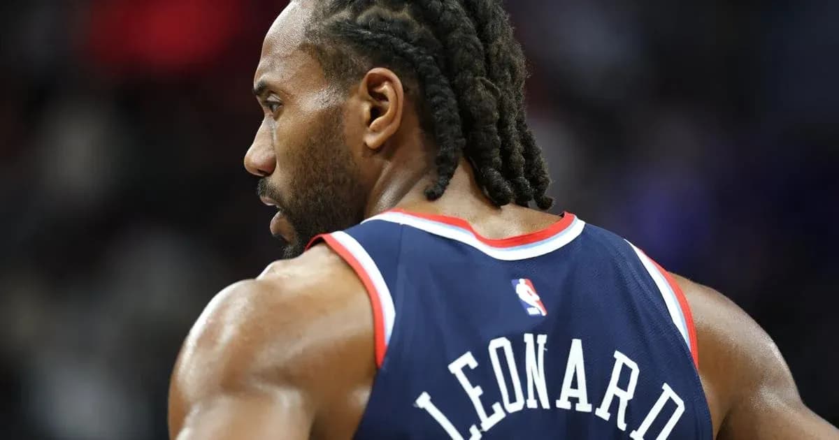 Joueur avec le nom LEONARD sur son maillot
