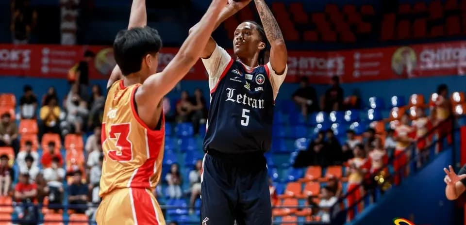 Joueur tirant au basket avec défenseur en face