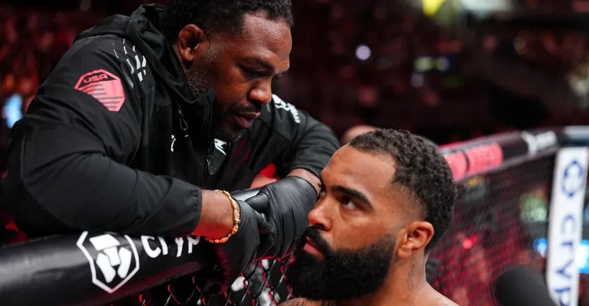 Entraîneur parlant à un combattant avant le match